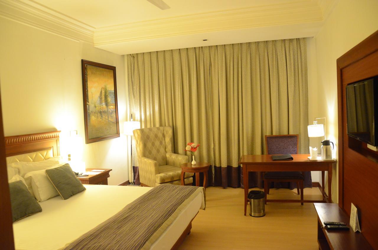 Royal Suite Happy hours 21 on alcoholic Beverages from 1100 AM to 600 PM & Complimentary 2 pints beer,653598525:JPEG